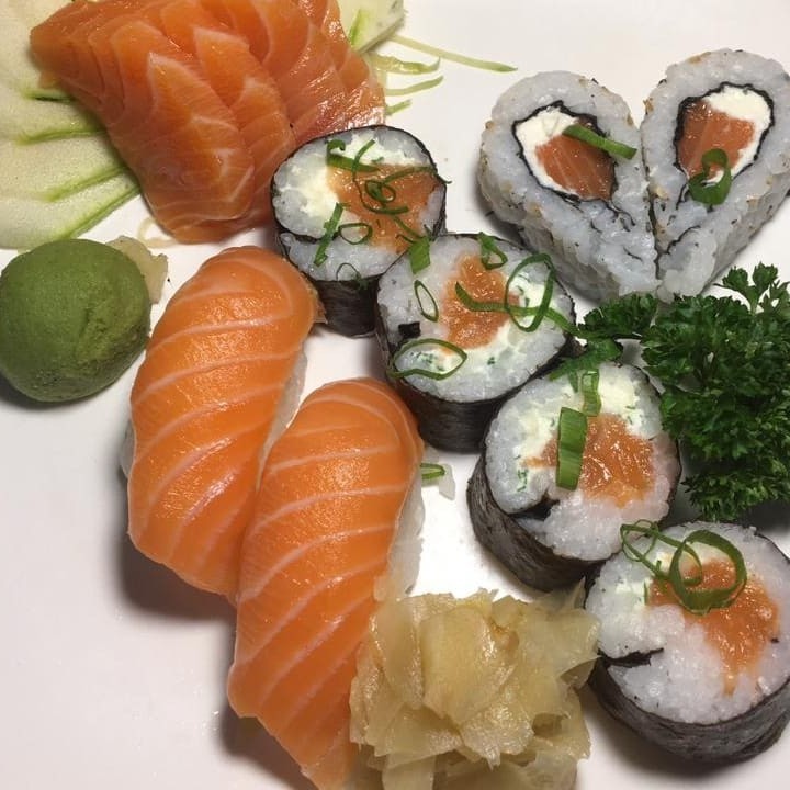 4 Sashimi De Salmão + 4 Filadélfia Roll + 2 Uramaki De Salmão + 2 Sushi De Salmão