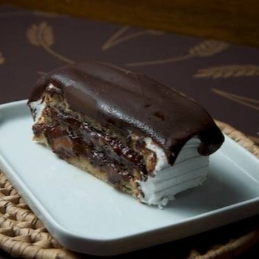 Camadas de bolo macio com creme de avelã e cobertura suave. Um sabor envolvente que conquista à primeira mordida. Molhadinho e delicioso.