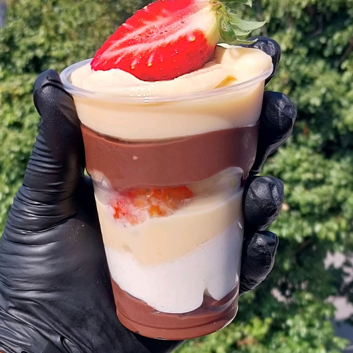 Copo de 200 ml recheado com nosso creme de chocolate , mousse de leite ninho , creme de leite ninho e morangos frescos selecionados