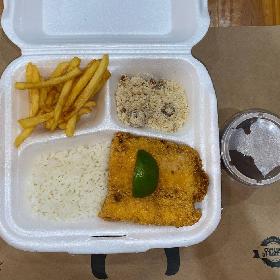 Marmita acompanha: Arroz, feijão, farofa e fritas. Quentinha promocional ideal para quem come pouco.