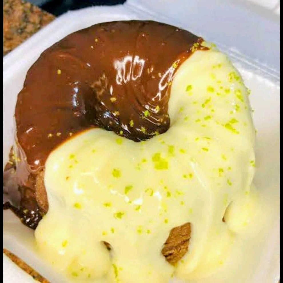 Delicie-se com nosso bolo mini vulcão de massa fofa, de cobertura:chocolate e Ninho.Cada fatia é irresistível. Faça seu pedido agora mesmo!