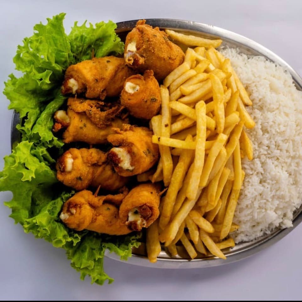 Acompanha arroz, batata frita, molho à campanha e farofa.