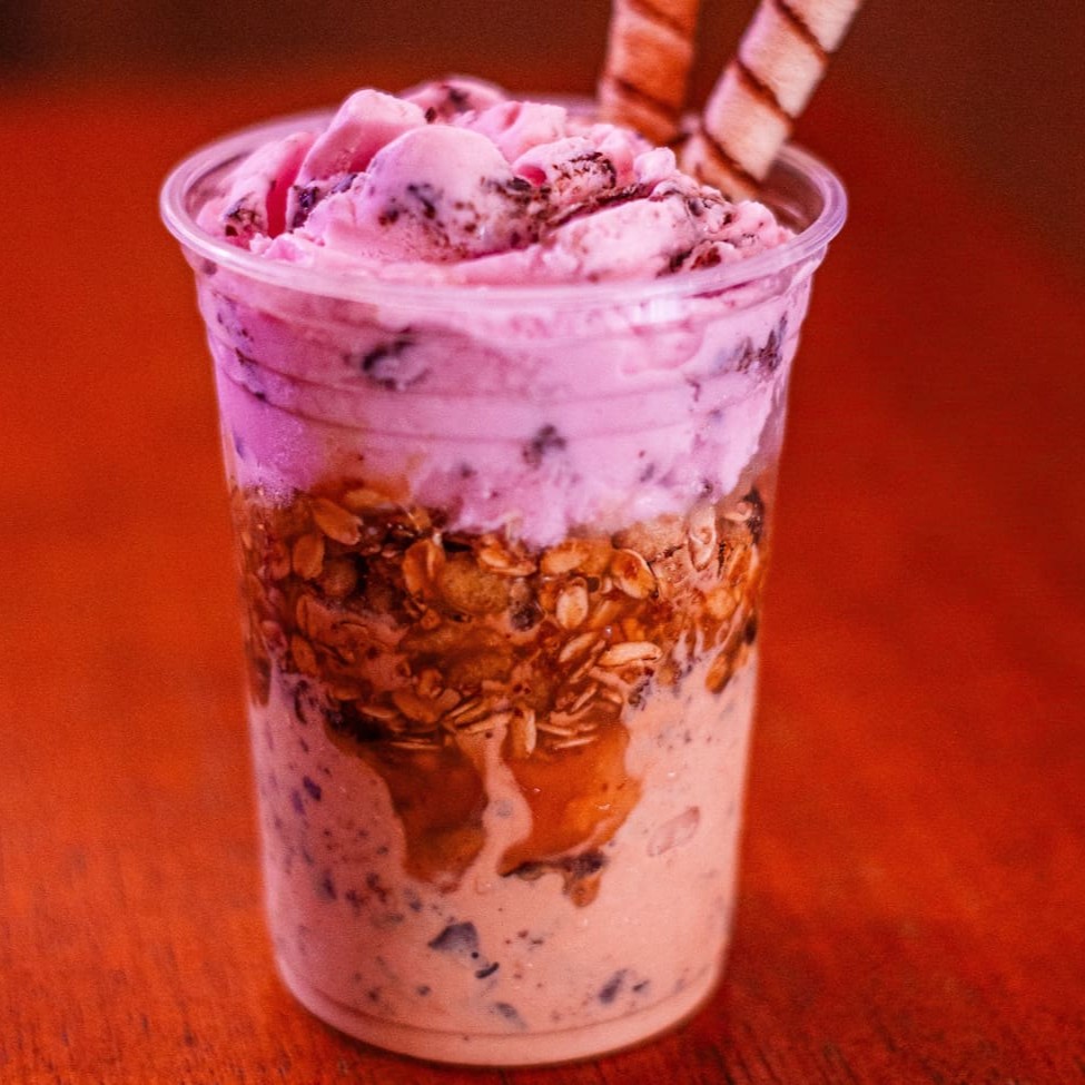 Combine diferentes sabores de sorvete com complementos e coberturas do seu jeito. Açaí do Popeye.