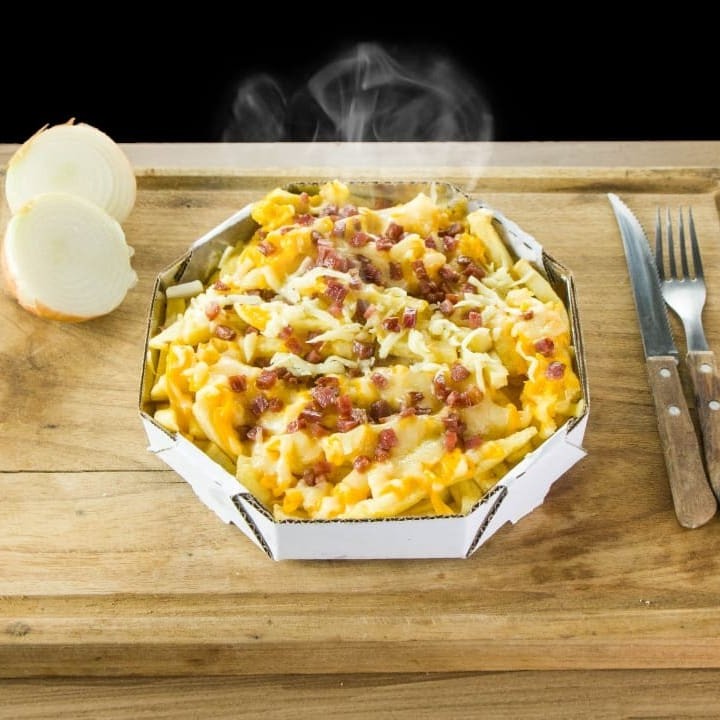 Batata frita crocante, coberta com cheddar cremoso, mussarela derretida e bacon crocante. Uma combinação irresistível para compartilhar ou devorar sozinho