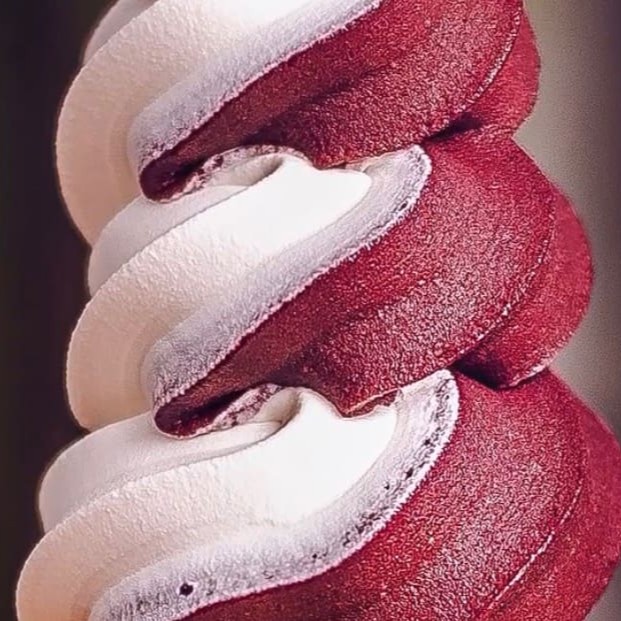 Apresentamos nosso irresistível 'Copo Misto Açaí com Baunilha de Uma combinação harmoniosa de nosso cremoso sorvete de baunilha, misturado a um açaí de qualidade excepcional, batido com banana fresca e Guaraná, proporcionando uma experiência de sabor autêntica e única.  ainda oferece diversas opções de guloseimas já inclusas no preço, sem nenhuma taxa adicional. Para finalizar, um toque sofisticado de chantilly artesanal, cuidadosamente batido com Ninho, e a adição de uma fruta deliciosa à sua escolha, disponível em nosso variado cardápio. Um verdadeiro deleite para o paladar!