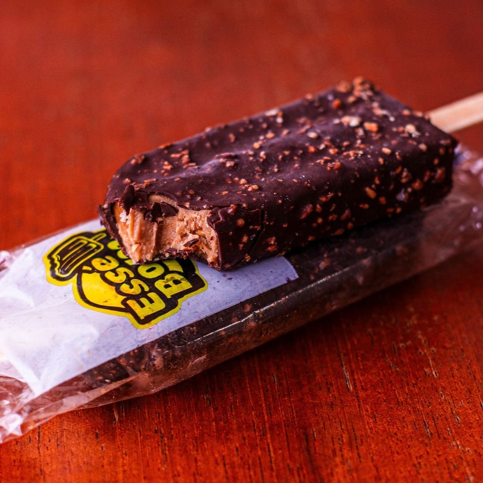 Picolé que tem uma casquinha de chocolate por cima!