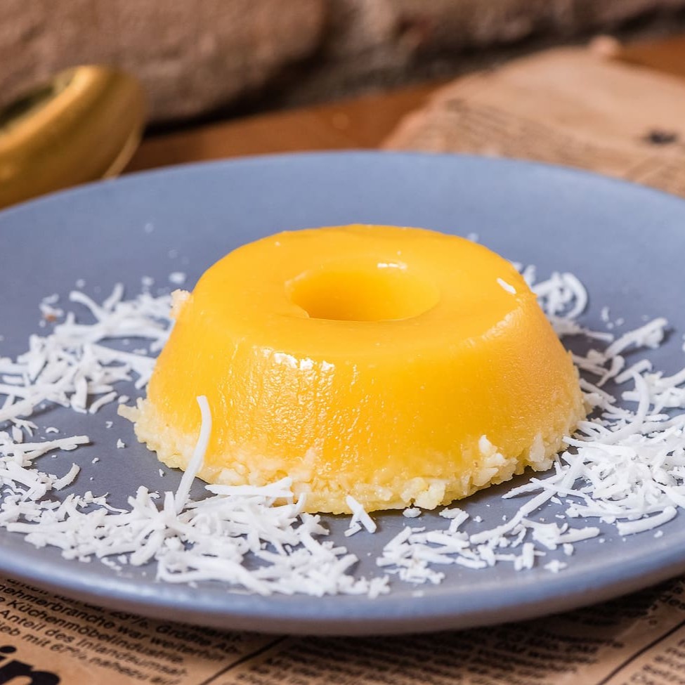 Tradicional doce brasileiro a base de ovos e com flocos de coco. Sem gluten.