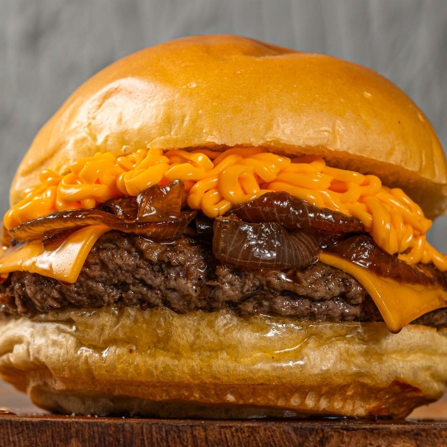 Pão brioche, blend 170g, duplo queijo derretido, cheddar cremoso, cebola caramelizada.