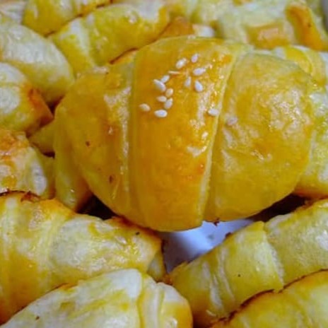 Descubra o sabor inigualável do nosso 'Croissant de Peito de Peru', pertencente à categoria 'Salgado de Forno'. Esta delícia é primorosamente preparada com peito de peru suculento e saboroso, realçado por temperos selecionados que acentuam o sabor. A massa, leve e macia, é cuidadosamente feita com ovos frescos, sal equilibrado e margarina de qualidade que lhe confere uma textura irresistível. O pacote contém 20 unidades dessas pequenas maravilhas, perfeitas para qualquer ocasião. Experimente e apaixone-se!