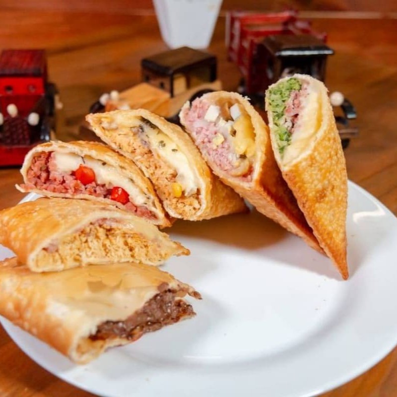 Massa de pastel frita recheada com queijo, presunto, calabresa e orégano.