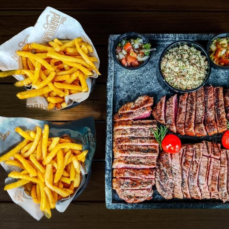 A reunião de cortes nobres em um só prato. Chorizo: 220g. Bife do vazio: 160g. Baby beef: 220g. Acompanha farofinha de alho, batata frita e molho à campanha.