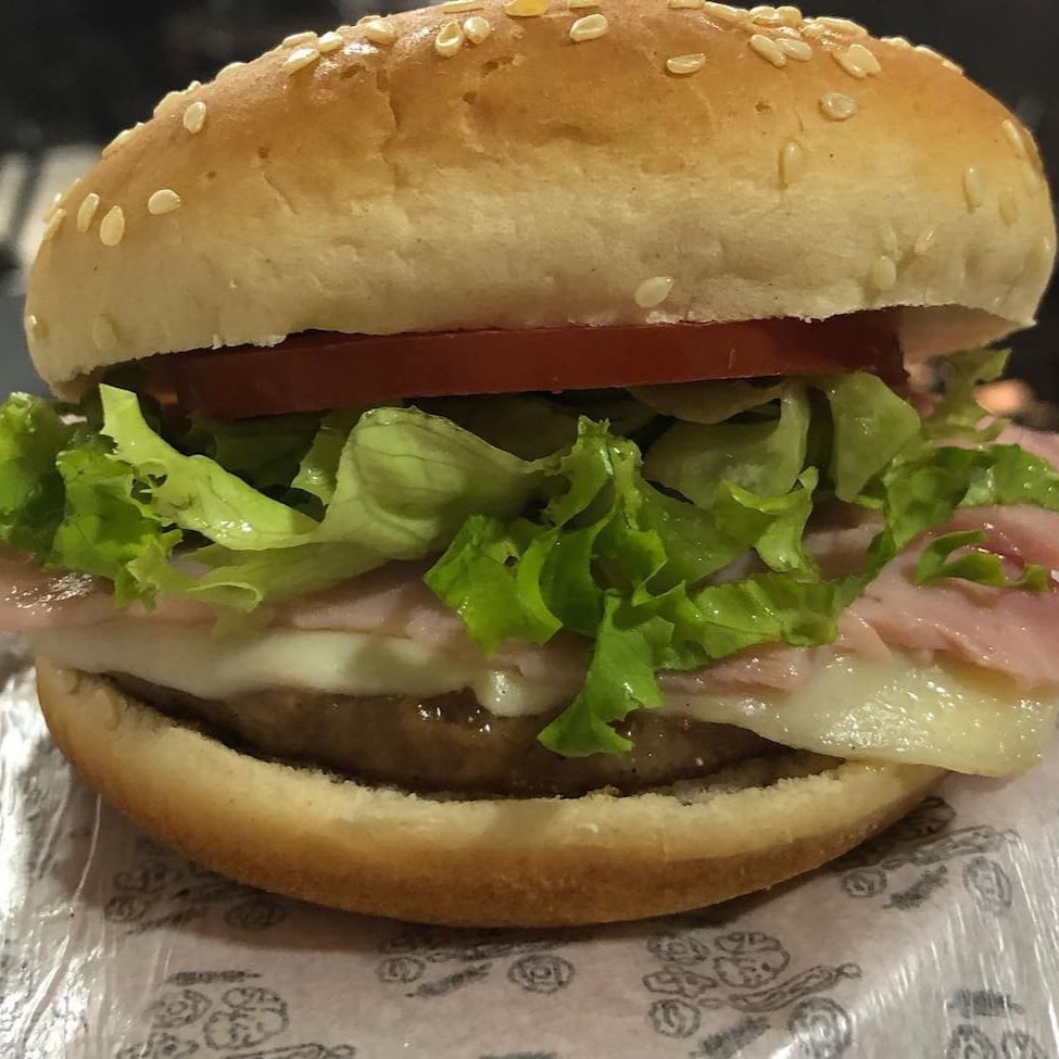 Pão, carne, queijo, presunto, milho, batata palha, alface, tomate, billy e jack e ketchup