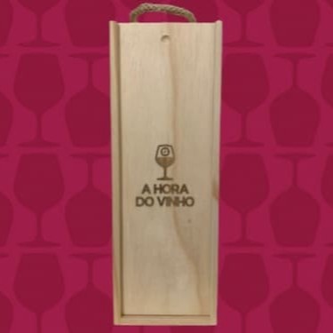 Escreva aqui a mensagem personalizada no campo de observação, faremos uma carta para que seja enviada junto do seu vinho ou artigo de presente. Não enviaremos nada que caracterize o valor do presente. Qualquer duvida só nos chamar.  Descrição da Caixa:  Caixa vinho, tampa deslizante, tamanho para 01 garrafa - medidas internas 340 x 110 x 110