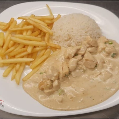 Acompanhado com arroz, salada e batata frita.