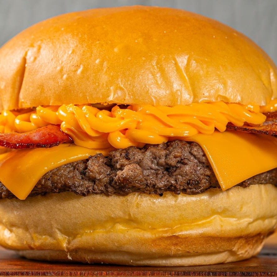 Pão brioche, blend 170g, duplo queijo derretido, bacon fatiado e cheddar cremoso.