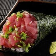 Temaki de atum, cebolinha e arroz - 1 unidade    ----------tags------------- Sushi/japa/culinária japonesa/sushi em casa / promoções/makimonos/Philadelphia/filadélfia/hot filadélfia/ hot Philadelphia/sunomono/entre grátis/combinados/Carpaccio/cevite/sashimi de salmão/sushi por 1 real / promoção de hot/temaki/yakissoba