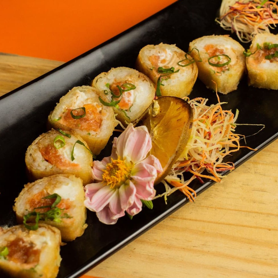 """Porção com 6 unidades de Haru Hot, preparados com uma massa crocante e recheio saboroso que combina temperos especiais para uma explosão de sabor a cada mordida. Perfeito para quem gosta de petiscos quentinhos e deliciosos, ideal para compartilhar ou saborear sozinho em qualquer ocasião."""