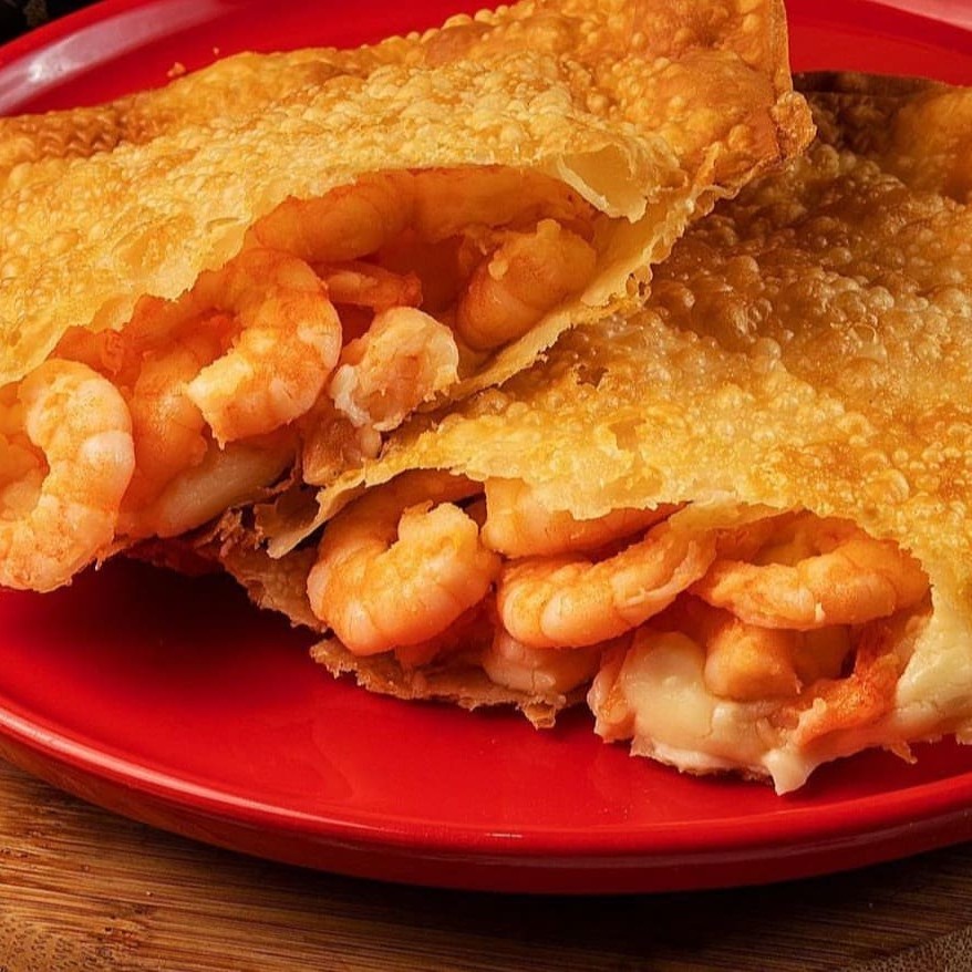 Pastel camarão verdadeiro, cremoso e saboroso, com aproximadamente 19cm.