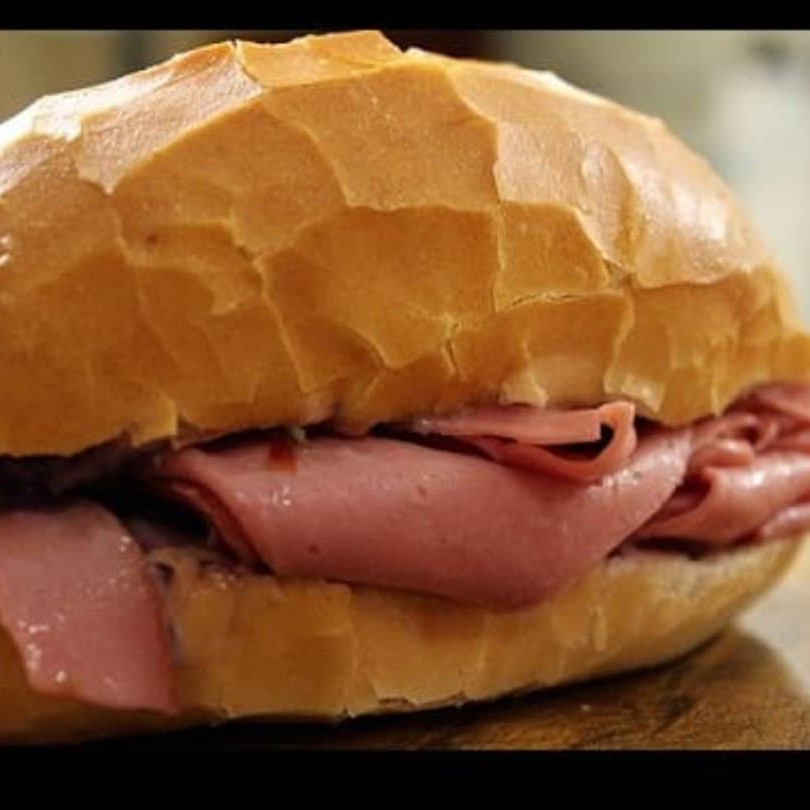 Unidade de sanduíche de pão com mortadela comum ou defumada + 200ml de café puro ou com leite.