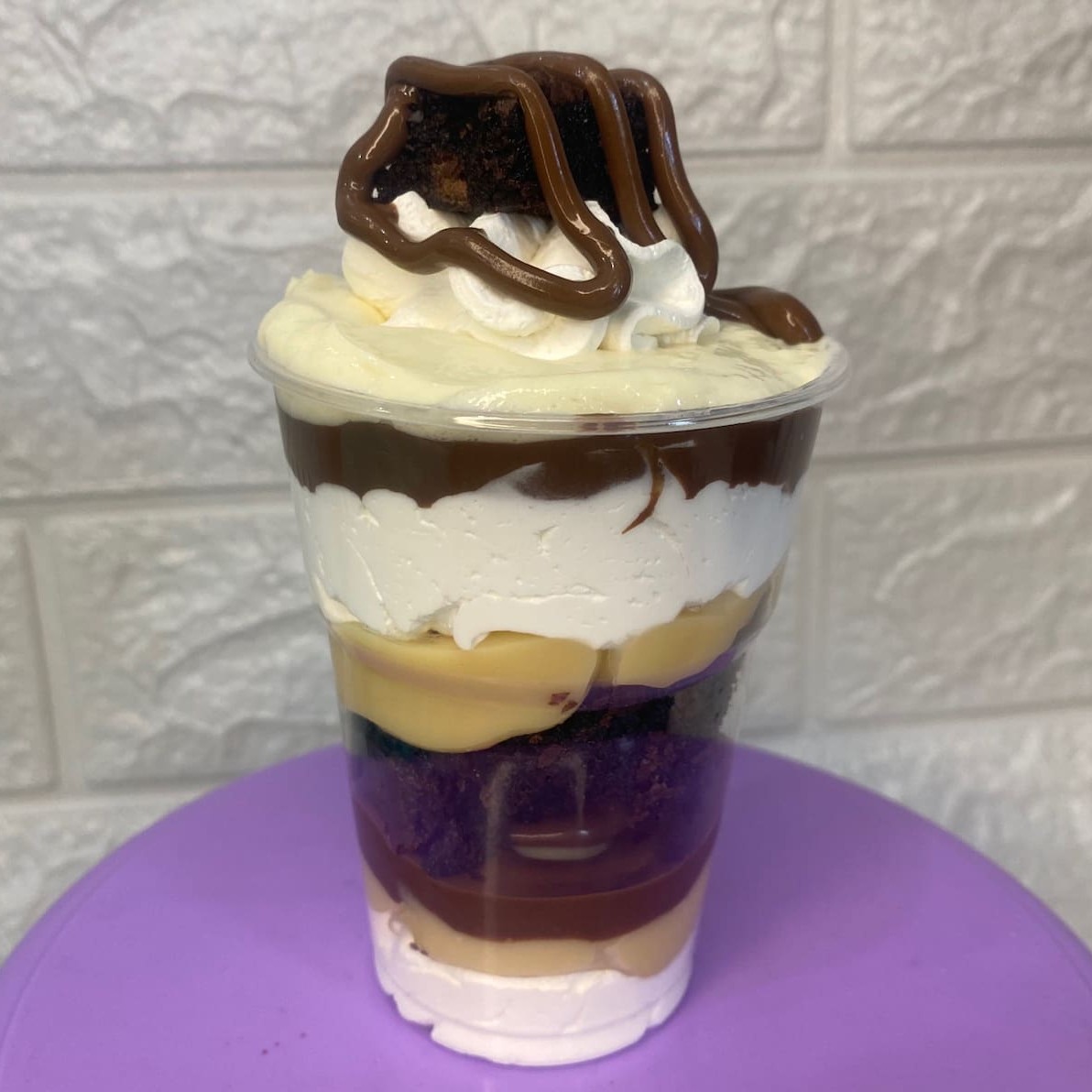 Um mix de sabores composto por brigadeiro 50% cacau, chantininho, creme de Ninho, Nutella pura e pedaços do nosso brownie magnífico!