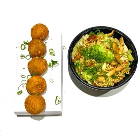 1 yakisob frango 300g + bolinha de salmão