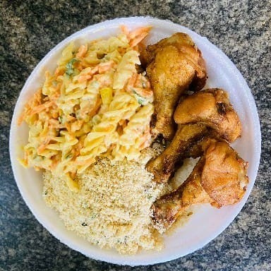 Três drummets bem temperados e fritos. Acompanha arroz, feijão e farofa. Escolha 1 entre: purê, macarronese e salada.  Obs.: - Embalagem Pt102. - Ideal para 1 pessoa. Esperamos que você tenha uma excelente refeição!