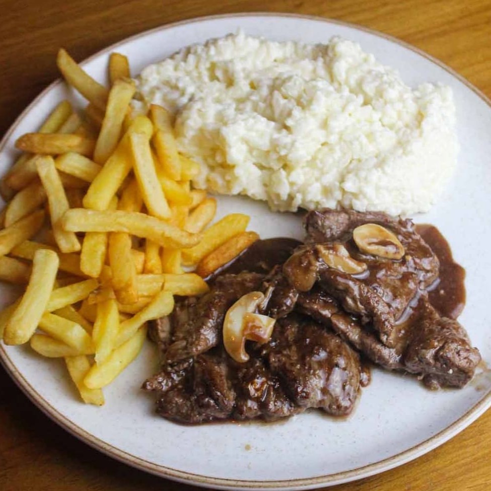 Filé mignon, arroz à piamontese e batata frita