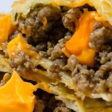 Pastel de 20cm, recheio de carne moída com queijo cheddar Polenguinho.