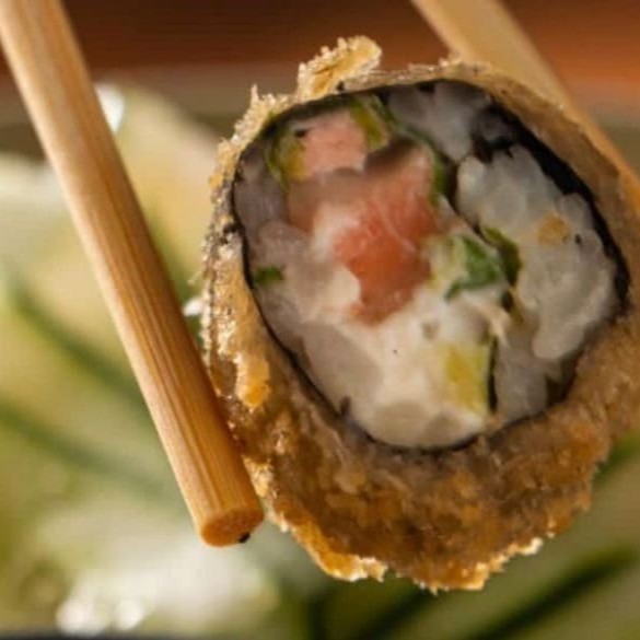 Hot Filadélfia - Salmão, cream cheese, cebolinha e arroz (10 und)    ----------tags------------- Sushi/japa/culinária japonesa/sushi em casa / promoções/makimonos/Philadelphia/filadélfia/hot filadélfia/ hot Philadelphia/sunomono/entre grátis/combinados/Carpaccio/cevite/sashimi de salmão/sushi por 1 real / promoção de hot/temaki/yakissoba