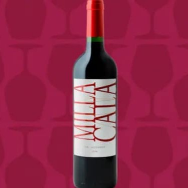 Um tinto chileno esculpido pela renomada Viña Vik, que apresenta o savoir faire do produtor e o terroir de Millahue, no Valle de Cachapoal.  Este lindo blend é elaborado com 59% de Cabernet Sauvignon, 19% de Carménère, 15% de Cabernet Franc, 5% de Syrah, e 2% de Merlot. Evoluiu por 20 meses em barricas de carvalho francês, aportando complexidade e longevidade. De profunda cor rubi, expressa intensos aromas de frutas vermelhas e negras, como amoras e mirtilos, especiarias e elegantes notas herbáceas e florais, além de um toque de capuccino, proveniente do estágio em barricas. No paladar preenche a boca com elegância e vivacidade, com taninos aveludados e uma deliciosa acidez mineral, herança da Cabernet Franc. Em meio a frutas negras, chocolate e mocha, entrega um final de boca longo e persistente. Delicioso! Harmoniza muito bem boa companhia, filet mignon au poivre com purê de batata baroa e um fettuccine ao ragu de costela.  94 Pontos - James Suckling