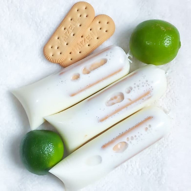 Apresentamos o nosso Sacolé Gourmet - Sabor Tortinha de Limão (150ml), da categoria de Sacolés Gourmet. Uma experiência gastronômica única que captura a essência refrescante e vibrante do limão em uma sobremesa cremosa e irresistível. A riqueza da tortinha de limão é cuidadosamente balanceada em cada sacolé, proporcionando um sabor cítrico e doce na medida certa. Perfeito para dias quentes, este sacolé gourmet é uma explosão de sabor em cada pedaço. Experimente e se apaixone por essa maravilhosa combinação!