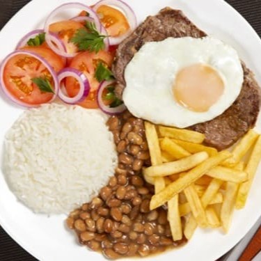 Bife Macio, Grelhado No Ponto Certo Coberto Com Ovo Frito, Acompanha Arroz Feijão E Vinagrete