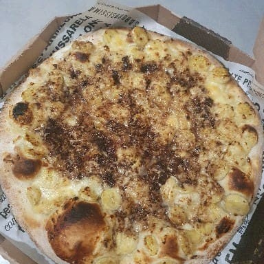 Banana, Leite Condensado, Queijo, Canela Em Pó ( pizza grande ) 8 pedaços.