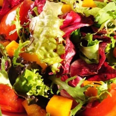 A Salada Tropical é uma mistura vibrante de manga suculenta, alface americana crocante e repolho roxo, enriquecida com cubos de frango grelhado, alho torrado e um toque de mix de gergelim. O molho pesto finaliza com um sabor refrescante e aromático, criando uma salada leve e deliciosa, ideal para dias quentes!