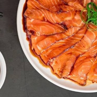 20 laminas de salmão, marinado em molho especial.

Vinte lâminas delicadas de salmão fresco marinadas em um molho especial que valoriza o sabor suave e amanteigado do peixe. Com toques de temperos selecionados, essa entrada é refrescante e leve, perfeita para abrir o paladar antes dos pratos principais, garantindo uma experiência gastronômica memorável.
