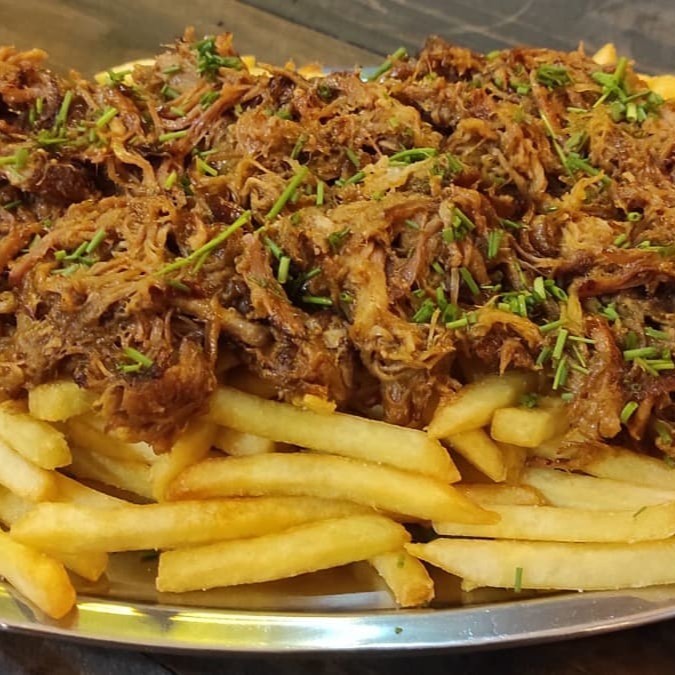 Batata frita (500g) +Pulled pork- A porção vem 500g de batata frita + Copa lombo suíno desfiado, defumado por 7 hs no dry rub. *Todas as porções tem direito a 1 molho da casa