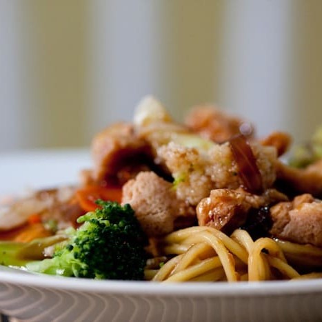 Yakisoba macarrão cozido refogado com óleo de gergelim com legumes cenoura, acelga e brócolis servido com molho
