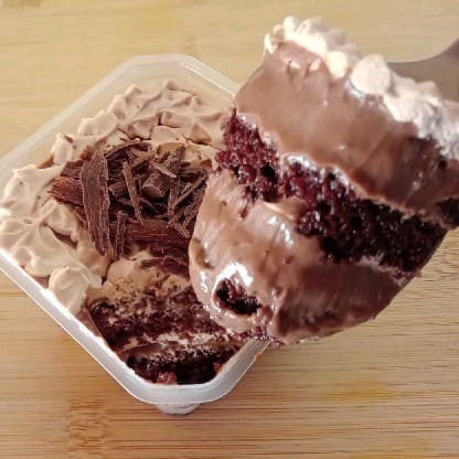 Bolo de chocolate com recheio de chocolate trufado trufado, finalizado com raspas de chocolate. Pote 250ml
