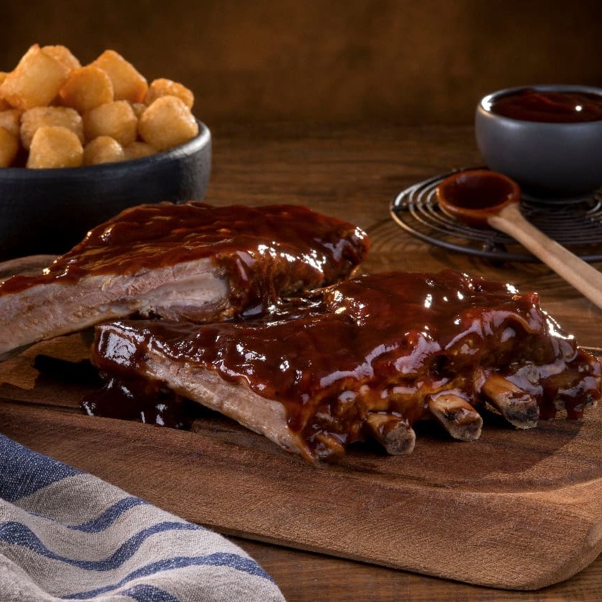 Deliciosa costela suína com barbecue acompanhada com batata frita.