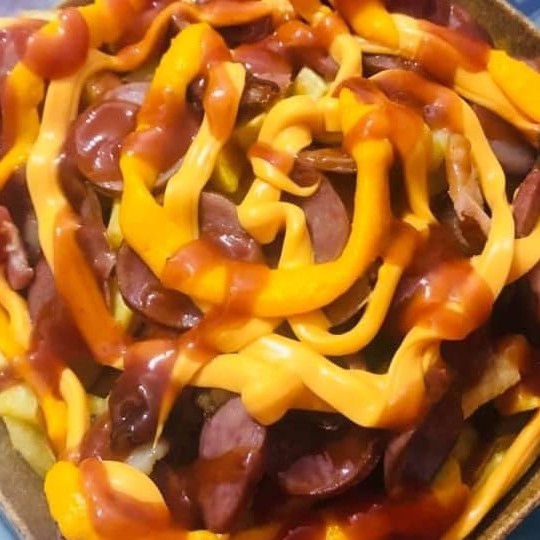 750g de batata, Creme de Cheddar, Calabresa e Farofa de Bacon