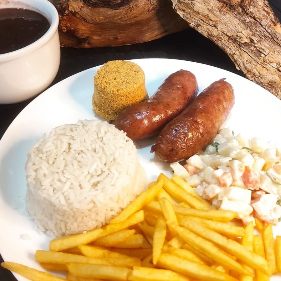 Deliciosa linguiça de pernil defumada (2 unidades), acompanhada de arroz soltinho, feijão fresquinho, farofa crocante, maionese  e para dar mais sabor escolha o seu acompanhamento. Uma refeição completa e irresistível !