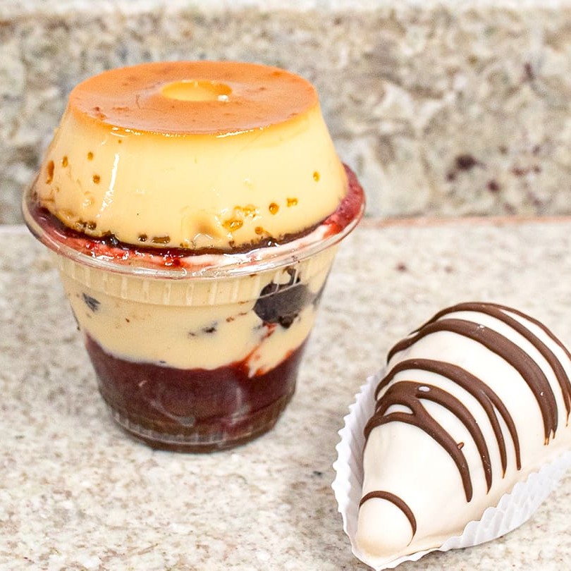 Uma dupla que é puro amor em forma de doce!   Um Copudim cremoso e irresistível para adoçar o Dia.  Uma Coxinha de Ninho com Morango para completar a experiência com aquele toque especial que você ama.   Peça agora e deixe seu Dia mais doce e especial!