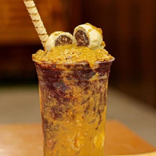 Açaí com delicioso creme de paçoca. De dar água na boca!
