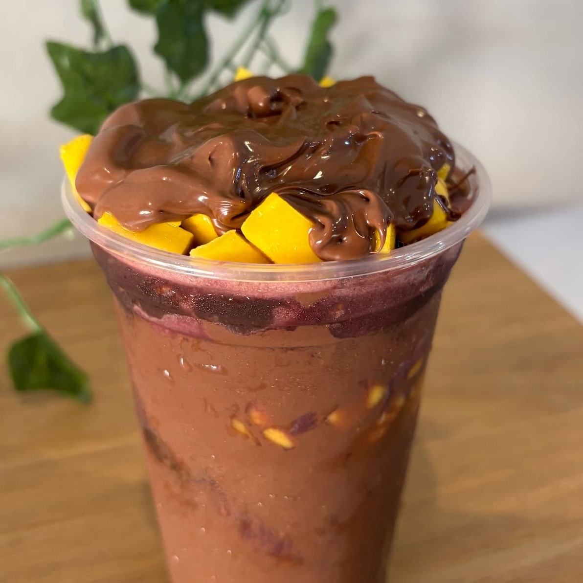 Açaí cremoso e delicioso! Obs: ao optar por complementos separados, fique atento: mesmo que selecione o mesmo complemento mais de uma vez, a quantidade enviada será a mesma da porção padrão que oferecemos no copo, ou seja, um saquinho por complemento. Caso deseje mais quantidade, é possível adicionar por um valor extra.