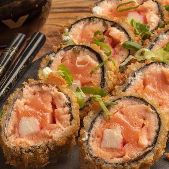 Hotholl alacarte é um hotholl sem arroz recheado com salmão por fora e por dentro e também recheado com kani, creame chessee salmão e alho poró. Empanado na Panko e frito finalizado com creame chessee e gergelim