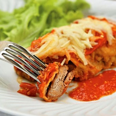 Arroz ou macarrão feijão preto farofa batata frita ou purê de batata  pote salada parmegiana de carne