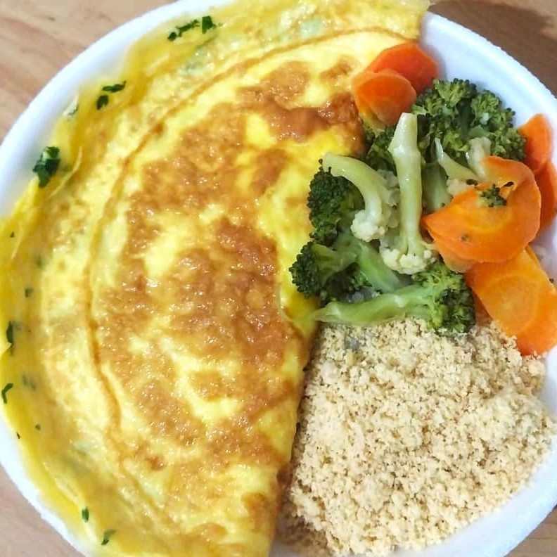 Acompanha: Arroz, Feijão Preto e Farofa. Você pode escolher um acompanhamento e adicionar outros se desejar.