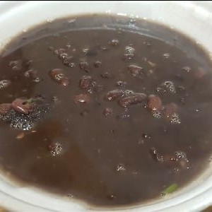 Feijão saboroso quentinho e com nosso tempero especial.