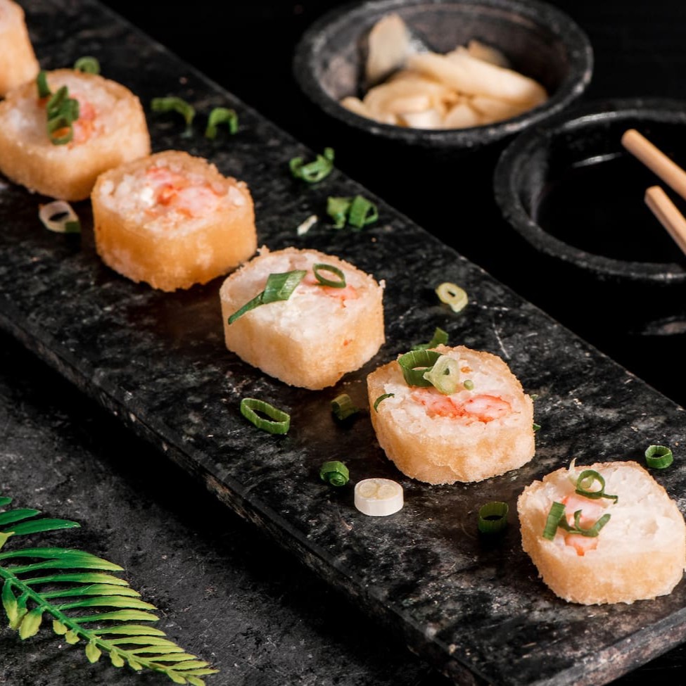 Arroz, camarão, cream cheese e cebolinha, enrolado na massa do harumaki.