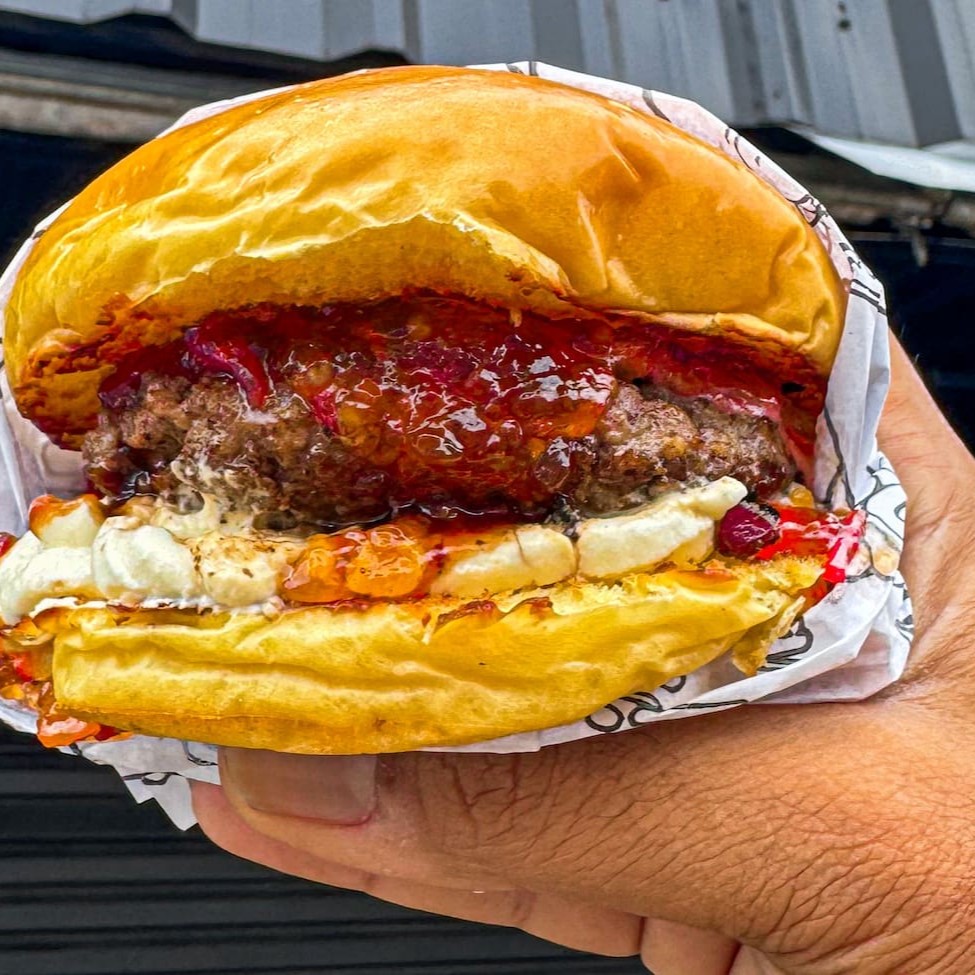 Uma Explosão De Sabor! Delicioso Pão brioche selado na manteiga, cream cheese, bacon triturado, blend 160g, queijo provolone, geleia de pimenta meio agridoce e barbecue